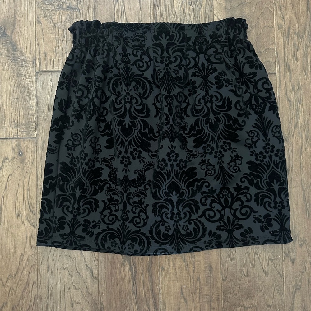 Black with velvet pattern Forever 21 skirt size large